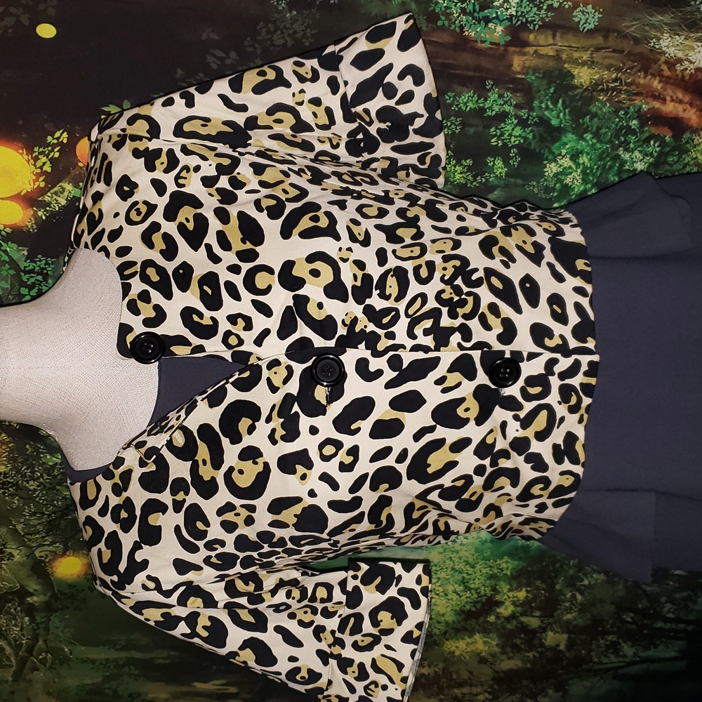 Courtenay  Short blazer , cheetah print size 6